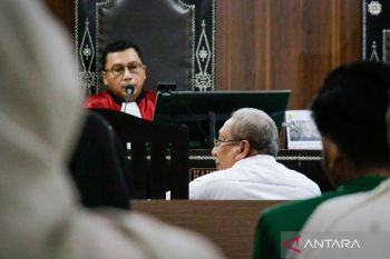 Hakim memeriksa mantan Bupati Sumbawa di sidang korupsi lahan MXGP Samota