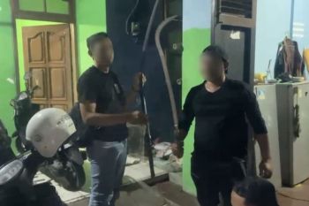 Polres Kudus mengamankan lima pemuda bersenjata tajam geruduk perumahan