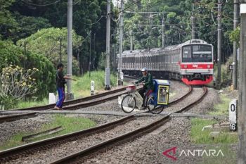 DKI kemarin, perlintasan kereta ditutup hingga tong biopori dibagikan