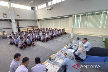 Pembaca meter dan validator ujung tombak pendapatan Tirta Bhagasasi Bekasi