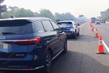 Petugas terapkan contraflow di ruas Tol Japek atasi kepadatan pada momen libur panjang