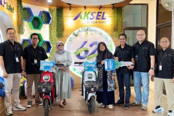 Bank Kalsel serahkan dua sepeda listrik hadiah kredit multiguna