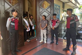 Polresta Mataram menjaga gereja umat Kristiani beribadah tetap khidmat