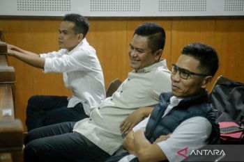 Tiga legislator NTB tetap berstatus terdakwa