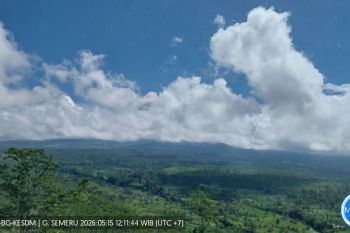 Semeru erupsi disertai awan panas guguran