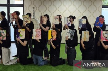 Mahasiswa DKV Ubaya lukis tokoh fiksi di sampul buku