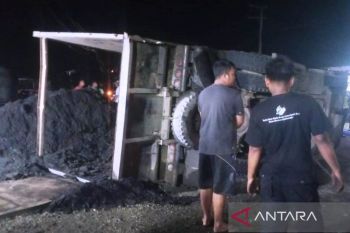 Polisi: Truk hauling batu bara terbalik di Aceh Barat akibat pecah ban