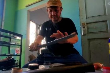 Perajin pisau sembelih di Sampit raup penghasilan jelang Idul Adha