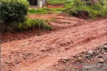 Legislator ajak perusahaan ikut bangun jalan rusak di Mukomuko