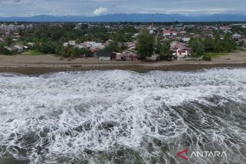 BMKG prakirakan potensi gelombang tinggi hingga 4 meter di perairan selatan Indonesia