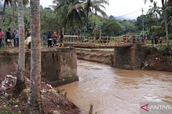 Pasca banjir, 300 jiwa di Nagari Taluk Tanah Datar lewati jembatan darurat