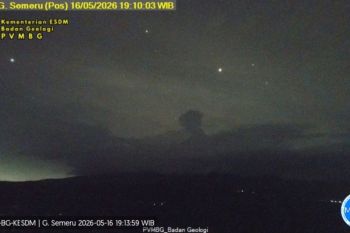 Semeru erupsi disertai awan panas guguran