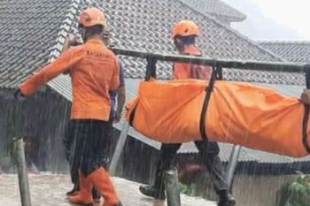 Dua korban longsor di Curug Cileat Subang ditemukan tertimbun tanah sedalam 2 meter