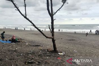 Petugas gabungan patroli ke sejumlah pantai di selatan Cianjur