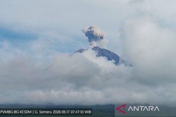 Gunung Semeru tiga kali meletus pada Ahad pagi