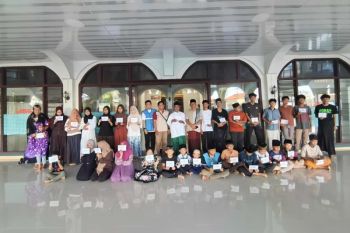 PLN UIW NTB berbagi kebahagiaan bersama anak yatim Desa Teros