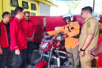 PDI Perjuangan Medan dan ahli waris Abdul Radjab serahkan 7 motor sampah ke Medan Helvetia