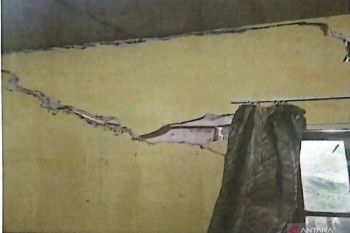 Empat rumah rusak akibat gerakan tanah di Gununghalu Bandung Barat