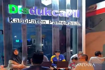 Pamekasan buka layanan administrasi kependudukan malam hari