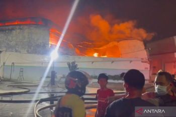 Kebakaran gudang plastik di Kapuk Jakbar belum padam hingga malam hari