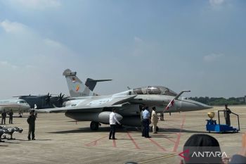 Presiden Prabowo serahkan kunci pesawat tempur Rafale kepada Panglima TNI