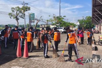 Aksi 1001 Sapu sambut HUT ke-66 SMPN 2 Blora