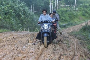 Akses jalan desa di Jambi berlumpur saat musim hujan