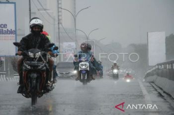 BMKG prakirakan hujan petir landa sejumlah kota besar hari ini