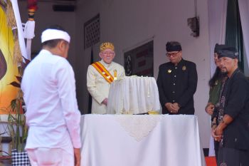 KDM kembalikan mahkota Binokasih ke Sumedang usai kirab keliling Jabar