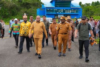Gubernur Papua minta Pemkab Waropen perpanjang landasan Bandara Botawa