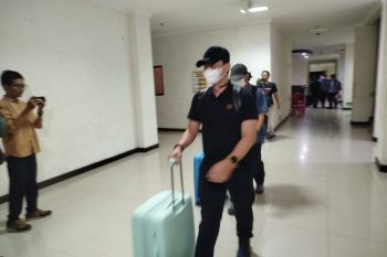 KPK membawa tiga koper dokumen usai geledah Dinkes-Dindik Ponorogo