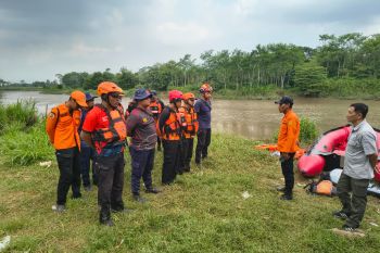 Basarnas lakukan pencarian warga hanyut di Sungai Brantas