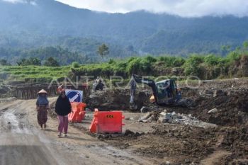 Penanganan jalan pascabencana di Malalak Agam