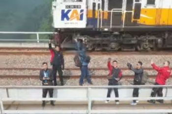 KAI Daop 2 Bandung larang warga aktivitas termasuk selfie di jembatan kereta api