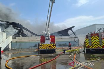 Asap hitam masih membumbung dari gudang plastik terbakar di Cengkareng