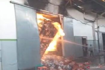 Kebakaran di Jakbar, Sudin Gulkarmat segera terjunkan alat berat