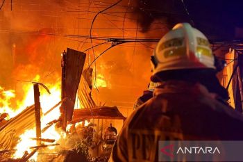 Dua rumah di Jaktim terbakar, diduga akibat korsleting listrik