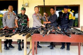 Warga di Adonara menyerahkan 30 pucuk senjata rakitan kepada polisi