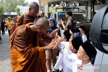 Biksu dalam ritual Thudong kunjungi pesantren dan ziarah ke makam Gus Dur