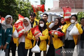 Gubernur bagi 3.500 paket sembako untuk mahasiswa di Hari Jadi Kalteng
