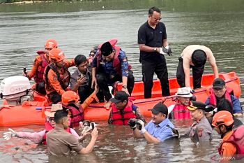 Bupati Bogor turun langsung tangkap ikan sapu-sapu dari Situ Citatah