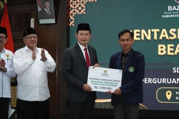 Pemkab Lamongan salurkan beasiswa pendidikan Rp375,9 juta
