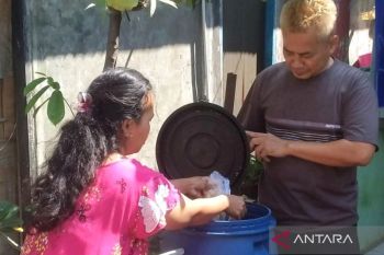 Warga Cipayung siapkan 20 tong sampah untuk pilah sampah