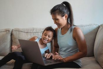 Psikolog Ingatkan: Orang Tua Harus Asah Kemampuan Komunikasi di Era Digital