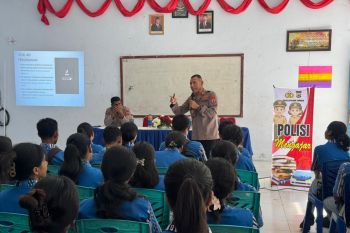 Polisi mengajar masuk sekolah di Tanimbar perkuat kesadaran hukum