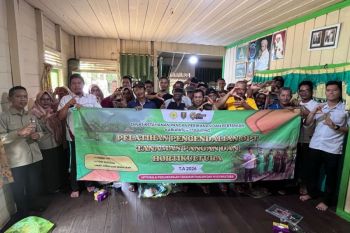 UPTD BPTPH Tabalong bekali petani Desa Kitang cara pengendalian hama
