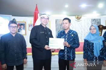 Pemkab Bogor pasang stiker di rumah warga penerima bansos