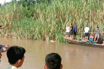 Tim SAR evakuasi mayat di Sungai Lematang Muara Enim