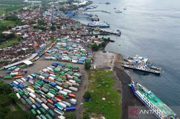 Begini antrean panjang kendaraan angkutan barang di Pelabuhan Ketapang