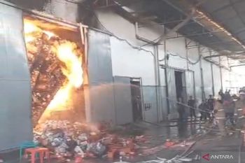 Hari keempat, kebakaran gudang plastik di Cengkareng tak kunjung padam